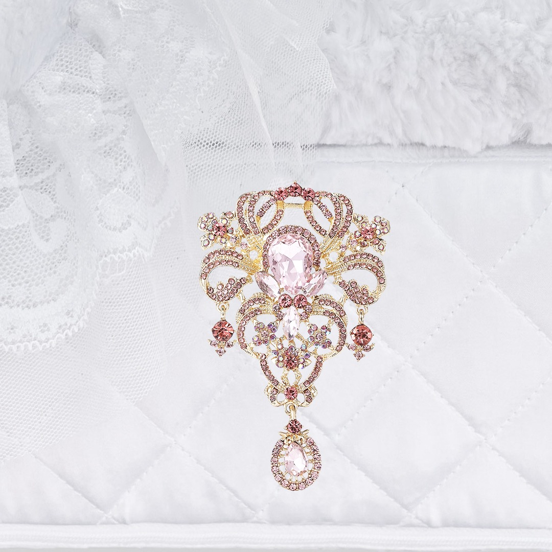 Glamour-Baby-Bed-Snow-Brooch-Hello-Doggie